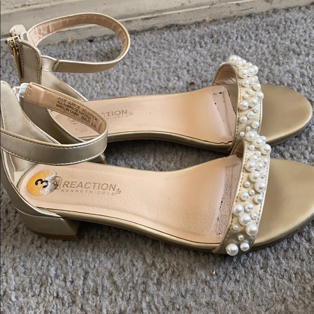 A size 3 sandal for girls